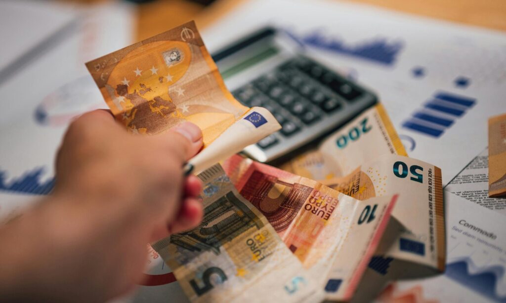 Tenez un livre de caisse conforme pour vos paiements en espèces et évitez les sanctions